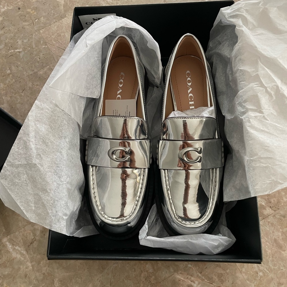 NEW AUTHENTIC COACH METALLIC SILVER LOAFERS SIZE 7 - Picture 2 of 9